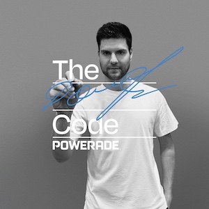 Zwart-witfoto van Dmitrij Ovtcharov in een licht T-shirt die met een blauwe stift op het camerabeeld schrijft. Op de voorgrond staat de tekst “The Code POWERADE”.