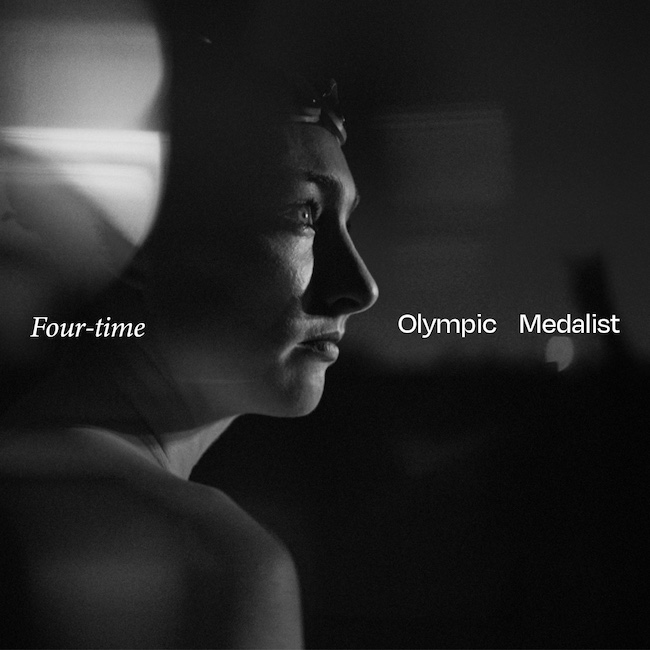 Zwart-witfoto van Tatjana Smith met ontblote schouder, met de woorden “Four-time” links en “Olympic Medalist” rechts in beeld.